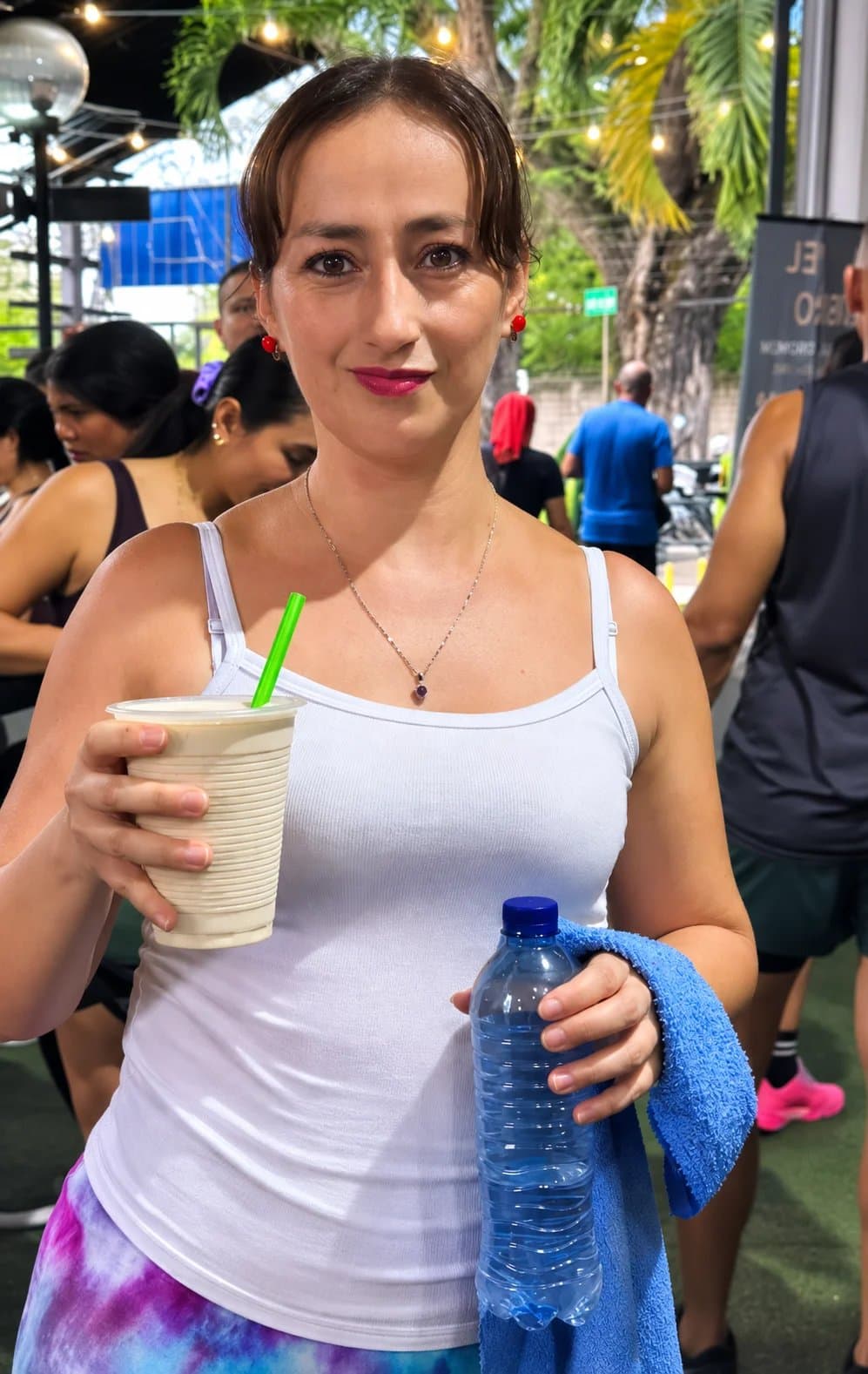 Proteína en Pereira: cliente feliz con su batido Level Pro después de entrenar