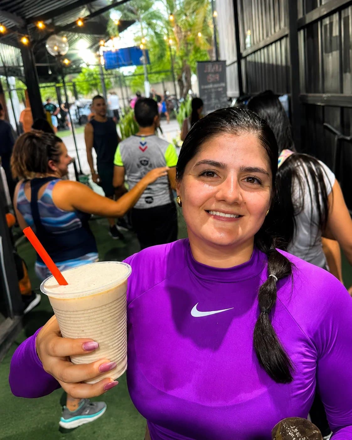 Proteína en Pereira: clienta disfrutando su batido de proteína Level Pro