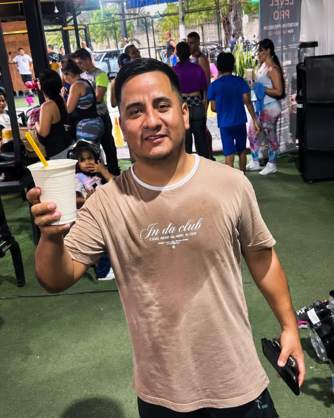 Proteína en Pereira: clientes brindando con batidos Level Pro sabor vainilla