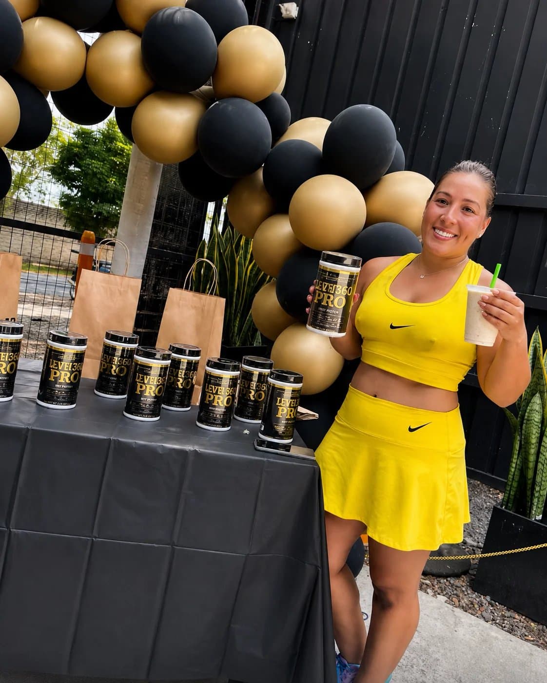 Proteína en Pereira: cliente satisfecho con su batido Level Pro en el gimnasio