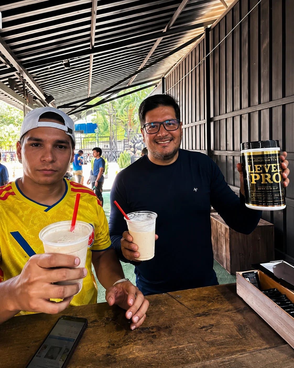 Proteína en Pereira: clienta sonriendo con su batido cremoso de Level Pro